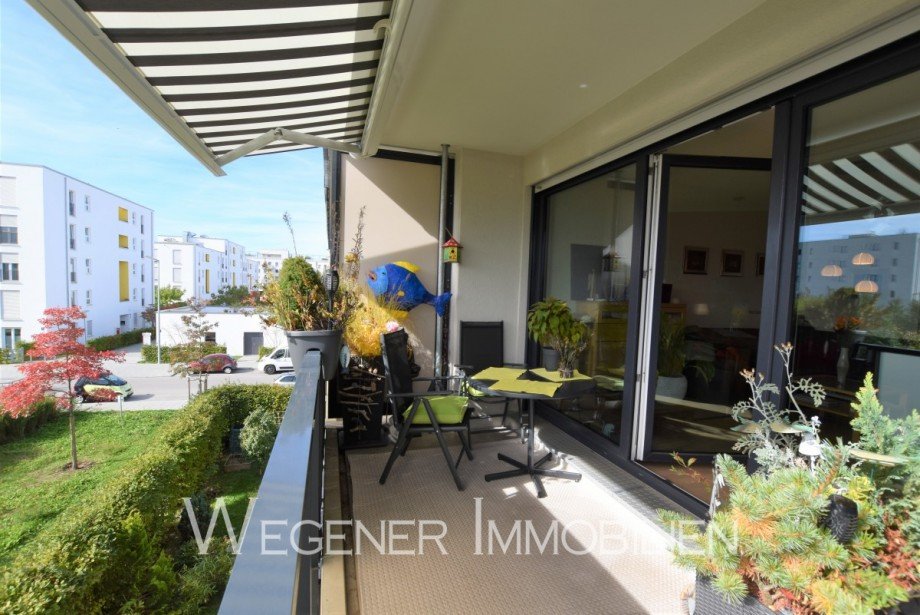 S�d-Balkon mit Markise Etagenwohnung M�nchen