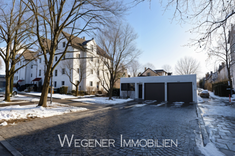 Aussenansicht + TG-Zufahrt Kirchheim bei M�nchen Dachgeschosswohnung *** Helle, 3-Zi-DG-Wohnung mit EBK, S�d-Balkon und TG-Einzel in guter ruhiger Lage Kirchheim! ***