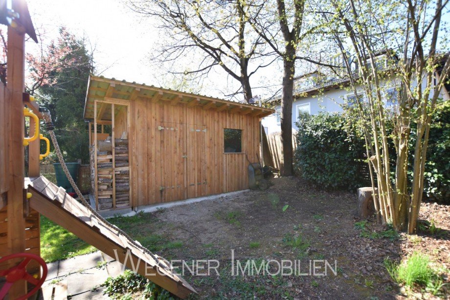 Gartenhaus und Spielplatz Doppelhaush�lfte M�nchen