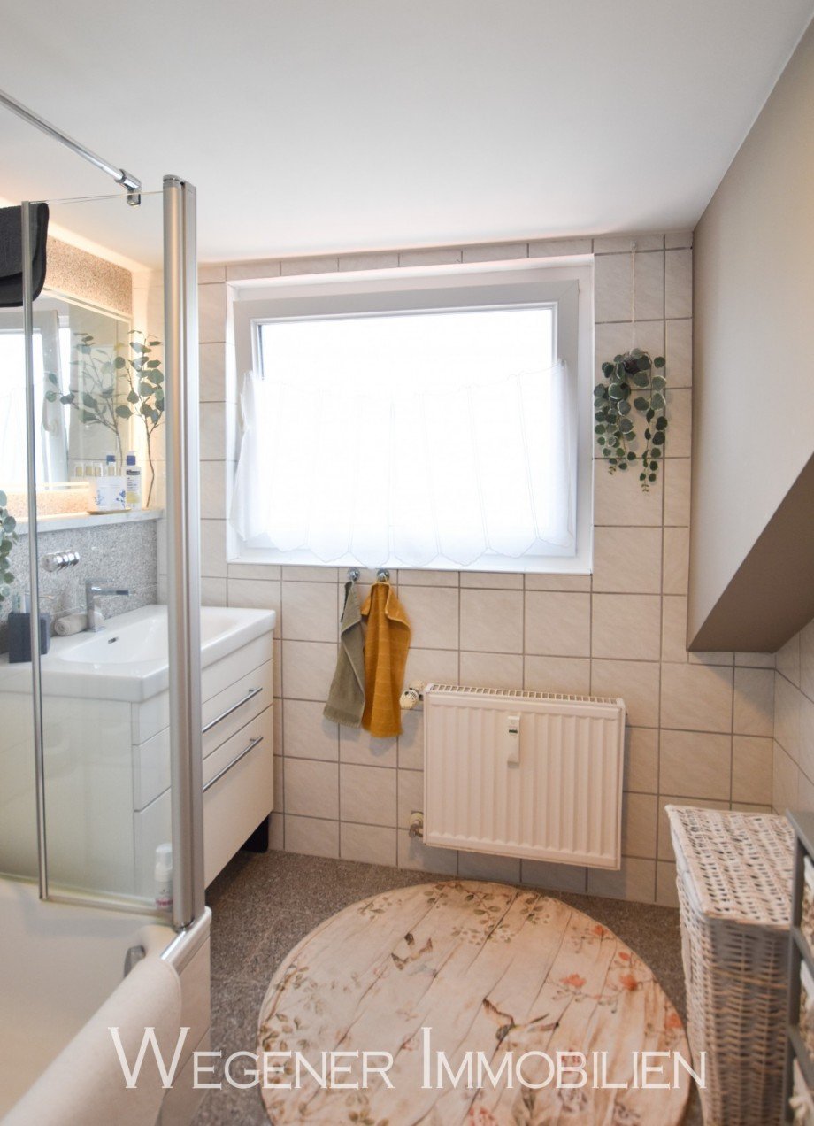 Duschbad mit Fenster Dachgeschosswohnung Haar