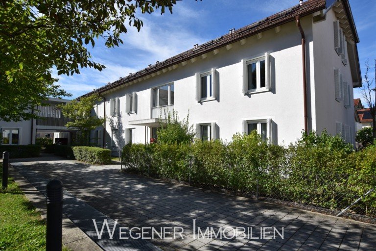 Zugang Putzbrunn Dachgeschosswohnung *** Neuwertige, attraktive 2-Zi-DG-Wohnung mit EBK und TG-Einzel in guter Lage Putzbrunn! ***