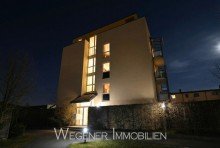 Hausansicht_Eingang *** Attraktive, helle 2-Zi-Wohnung mit EBK und TG-Einzelstellplatz in guter Lage Poing! ***