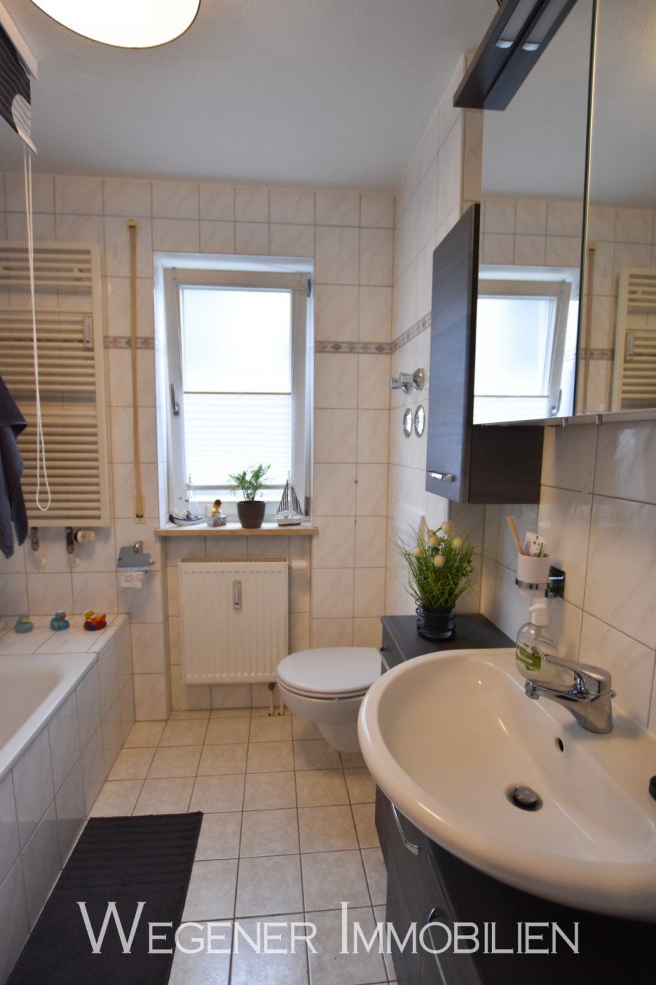 Bad mit Wanne und Fenster Erdgeschosswohnung M�nchen