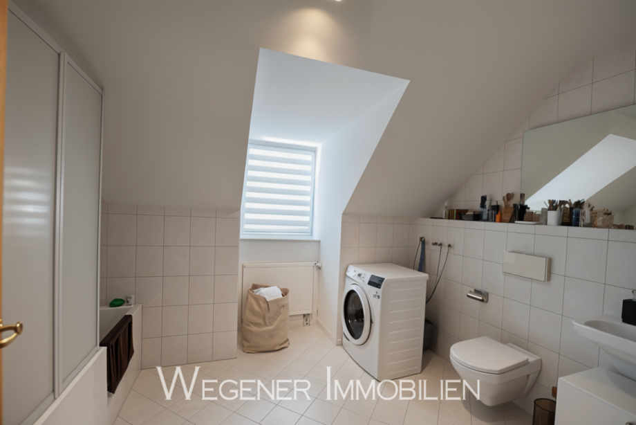 Bad mit Badewanne/Duschabtrennung Dachgeschosswohnung M�nchen