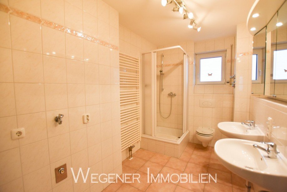 Duschbad mit Fenster Dachgeschosswohnung Haar