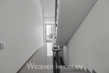 Hausflur mit Lift *** Attraktive, helle 2-Zi-Wohnung mit EBK und TG-Einzelstellplatz in guter Lage Poing! ***