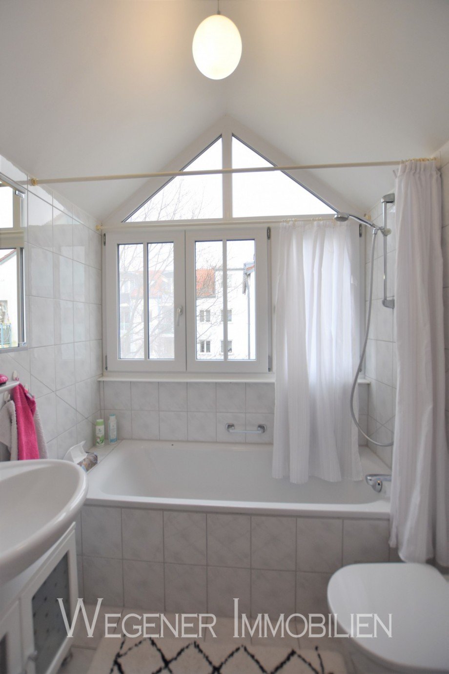 Bad mit Fenster Dachgeschosswohnung M�nchen