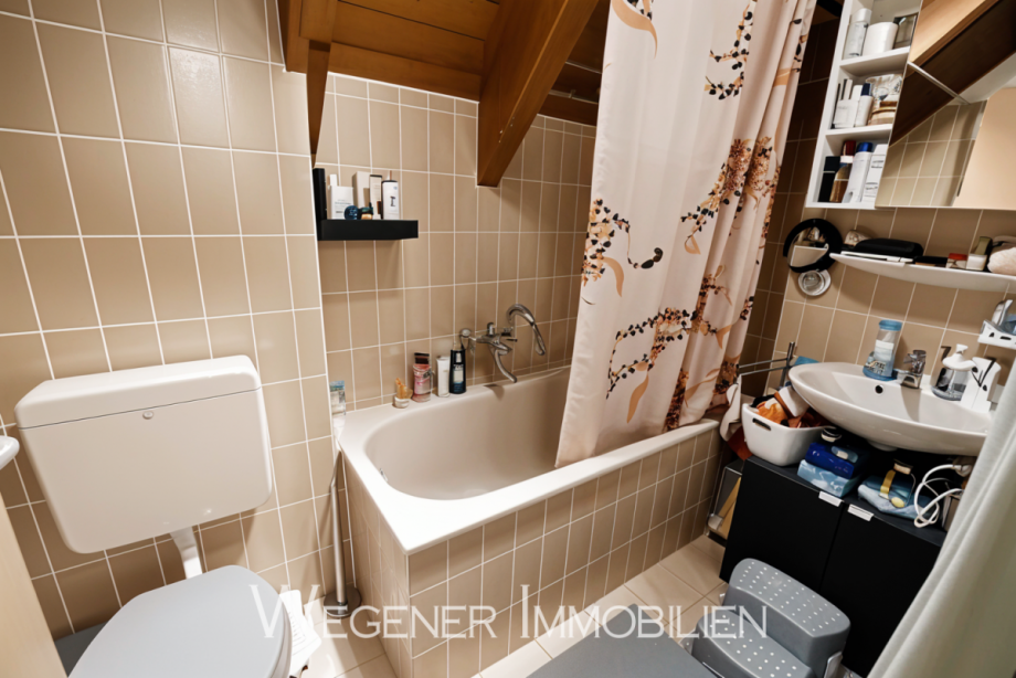 Bad mit Duschwanne Dachgeschosswohnung Kirchheim bei M�nchen