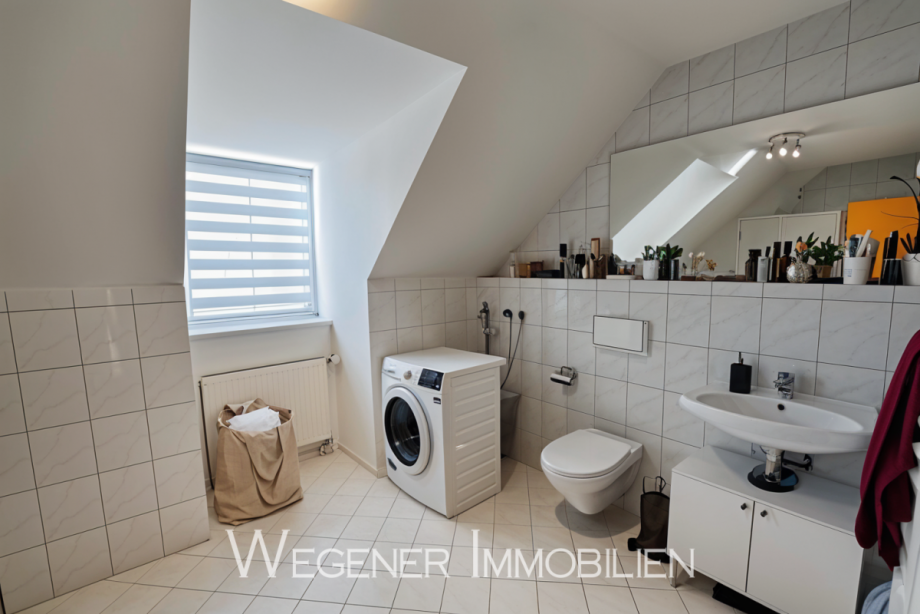 Bad mit Fenster Dachgeschosswohnung M�nchen