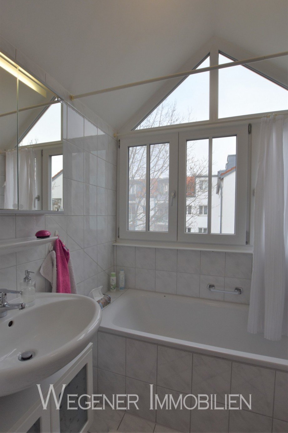 Bad mit Wanne Dachgeschosswohnung M�nchen
