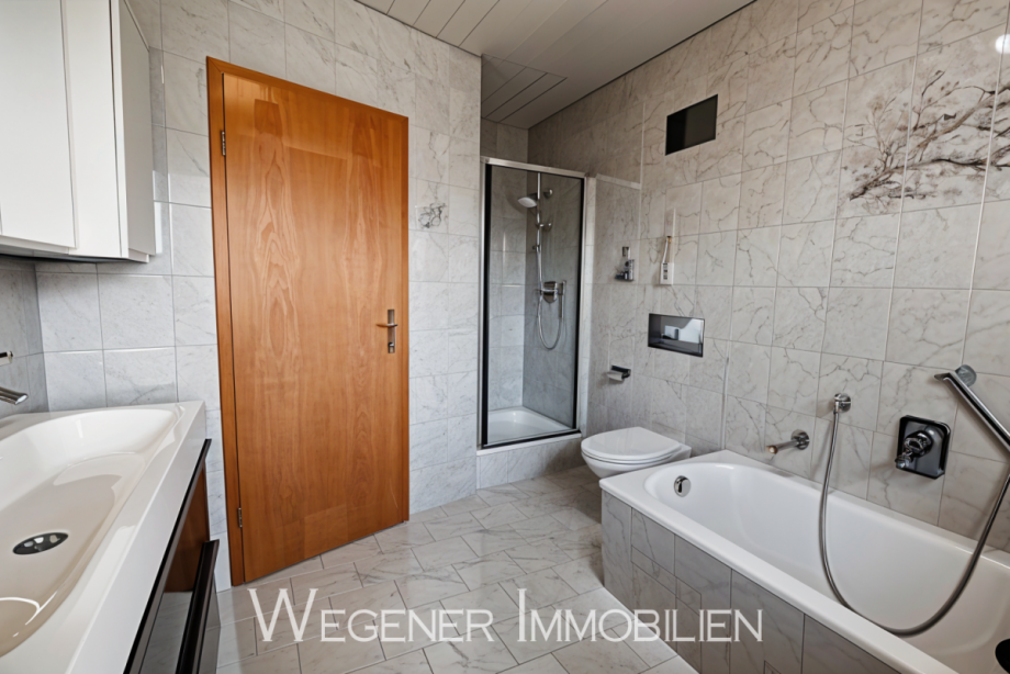 Vollbad mit Fenster Doppelhaush�lfte Vaterstetten